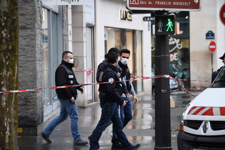 Cướp ngân hàng và tẩu thoát như phim hành động ở trung tâm Paris - Ảnh 1.