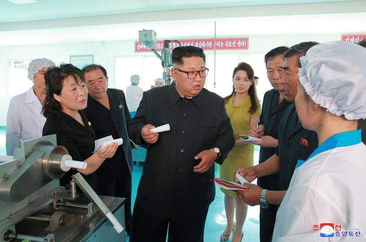Ông Kim Jong Un tặng mỹ phẩm Hàn làm quà cho quan chức   - Ảnh 1.