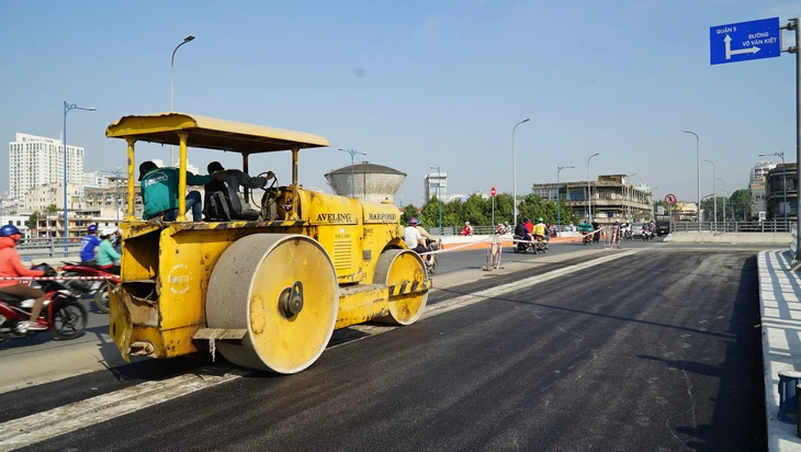 Ngày 26-1 thông xe cầu Nguyễn Tri Phương mở rộng - Ảnh 1.
