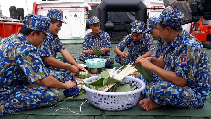 Những người đón tết trên biển - Ảnh 1.