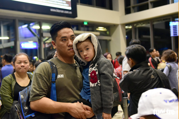 Vạ vật xếp hàng từ 3h sáng tại sân bay Tân Sơn Nhất chờ về quê - Ảnh 2.
