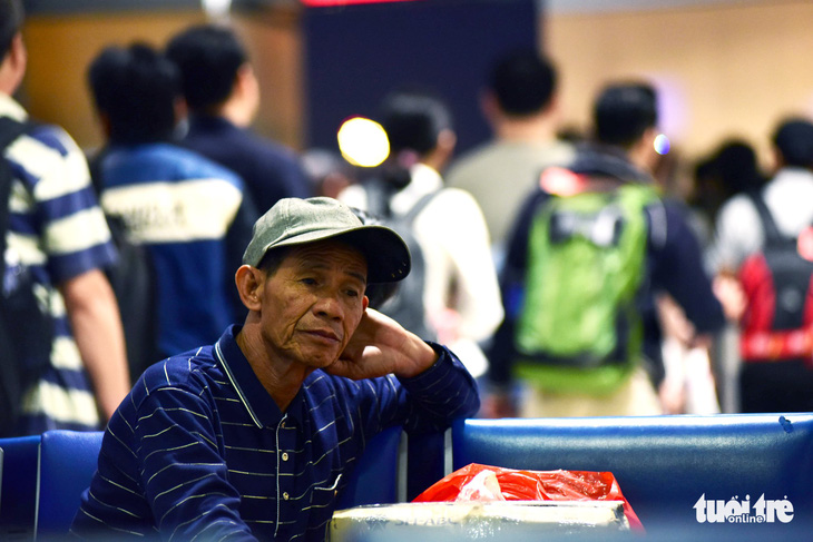 Vạ vật xếp hàng từ 3h sáng tại sân bay Tân Sơn Nhất chờ về quê - Ảnh 4.