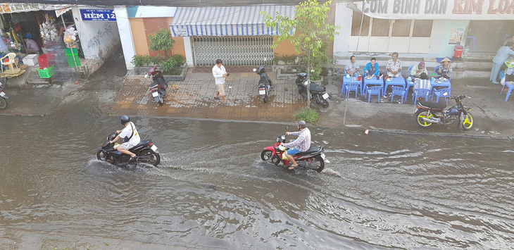 Nước sông Mekong cao bất thường, nhiều nơi ngập - Ảnh 1.