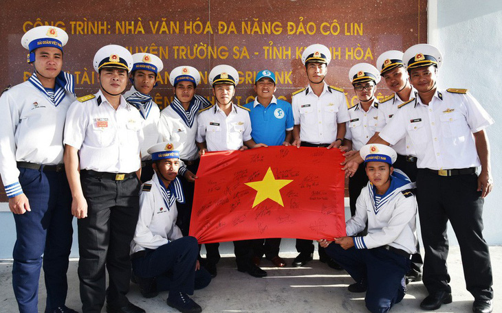 Lá cờ có chữ ký của đội tuyển bóng đá Việt Nam đã đến Trường Sa