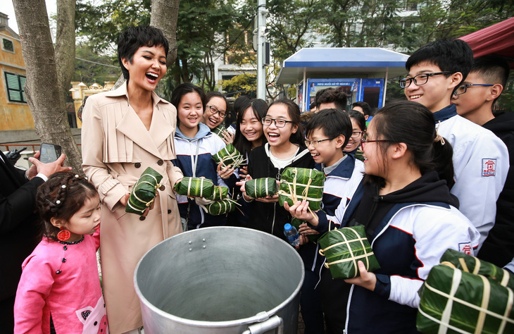 H’Hen Niê gói bánh chưng cùng học trò Hà Nội - Ảnh 1.