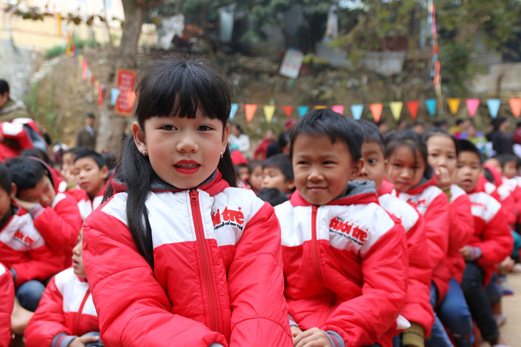 Trao 500 suất quà tết của bạn đọc báo Tuổi Trẻ cho học sinh Quan Sơn - Ảnh 3.