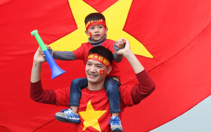 Người hâm mộ ngóng chờ các người hùng tuyển Việt Nam 