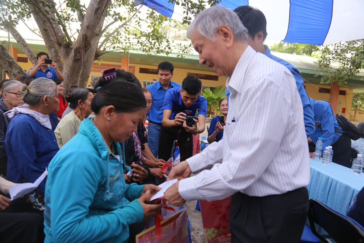 Thành đoàn TP.HCM tặng 215 phần quà cho người dân Củ Chi - Ảnh 2.