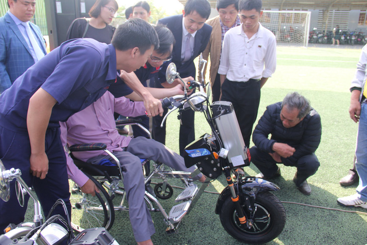Sinh viên chế tạo xe 2 trong 1 tặng người khuyết tật - Ảnh 3.