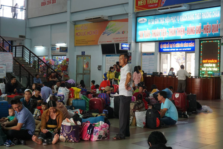 Tàu trật bánh, khách trải chiếu nằm vạ vật ở ga Sài Gòn chờ tàu - Ảnh 1.