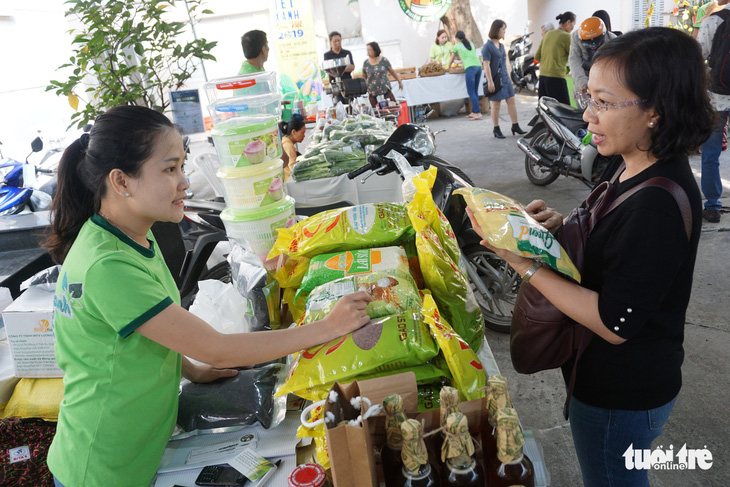 Nô nức mua sắm tại phiên chợ Tết Xanh - Quà Việt - Ảnh 6.