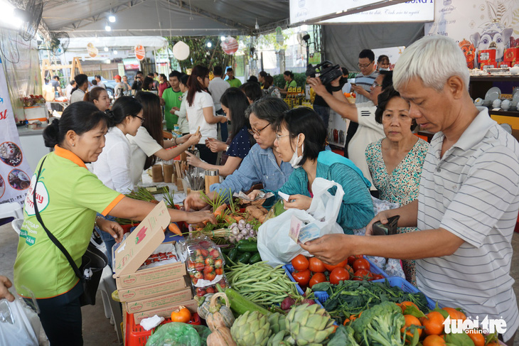 Nô nức mua sắm tại phiên chợ Tết Xanh - Quà Việt - Ảnh 1.