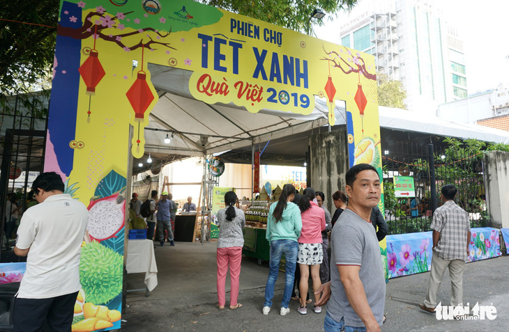 Nô nức mua sắm tại phiên chợ Tết Xanh - Quà Việt - Ảnh 3.