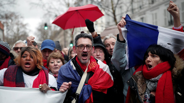 Hơn 10 ngàn áo đỏ ở Pháp tuần hành phản đối áo vàng biểu tình - Ảnh 1.