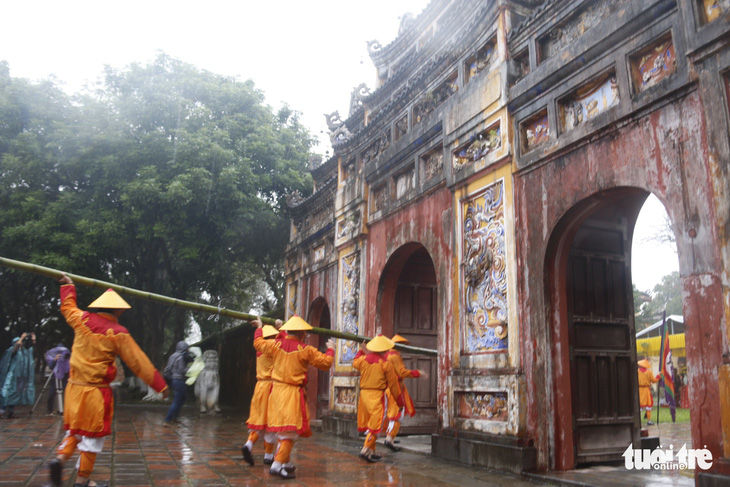 Đại Nội Huế dựng nêu đón tết trong mưa - Ảnh 4.