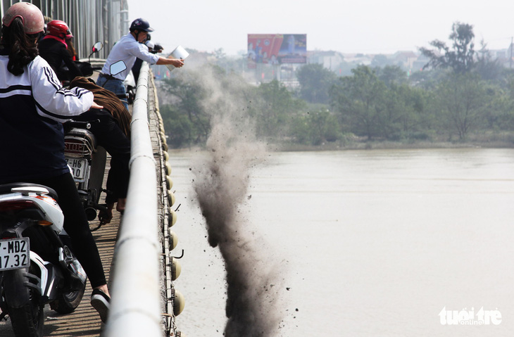 Túi nilông, vàng mã ‘bức tử’ sông Lam trong ngày cúng ông Táo - Ảnh 6.