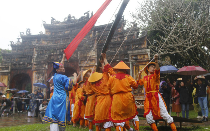 Đại Nội Huế dựng nêu đón tết trong mưa