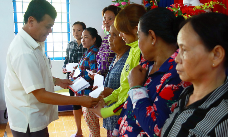 Người nghèo Kiên Giang nhận quà Tết từ báo Tuổi Trẻ  - Ảnh 1.