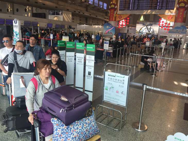 Dòng người Việt ở sân bay Đài Loan dài 100m chờ về quê ăn Tết - Ảnh 2.