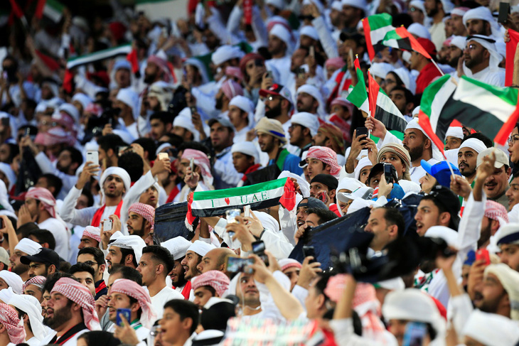 Cổ động viên UAE la ó khi Qatar hát quốc ca, ném giày vào cầu thủ Qatar - Ảnh 6.