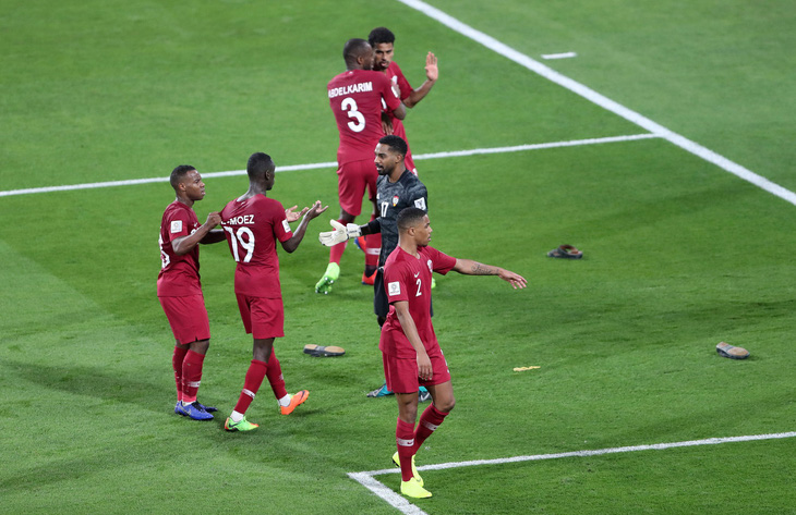 Cổ động viên UAE la ó khi Qatar hát quốc ca, ném giày vào cầu thủ Qatar - Ảnh 4.