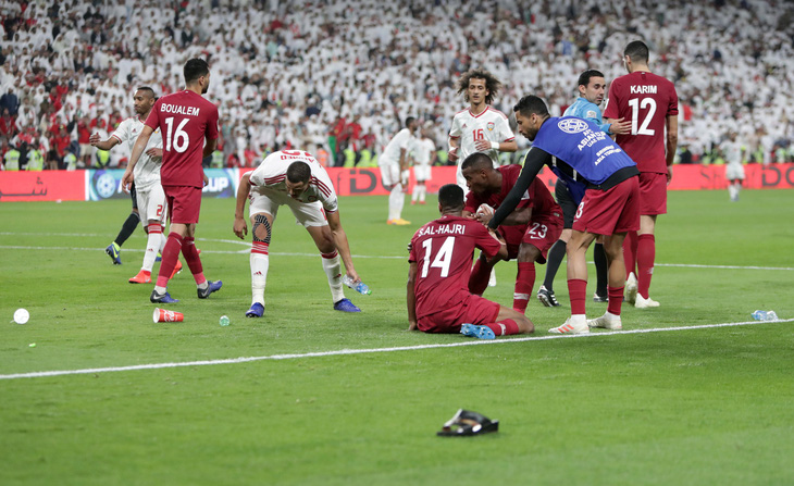 Cổ động viên UAE la ó khi Qatar hát quốc ca, ném giày vào cầu thủ Qatar - Ảnh 7.