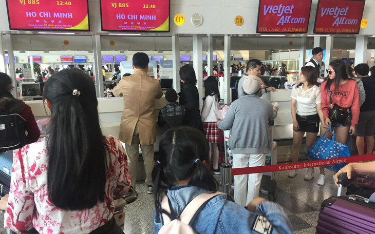 Dòng người Việt ở sân bay Đài Loan dài 100m chờ về quê ăn Tết