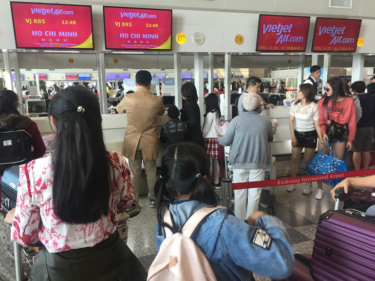 Dòng người Việt ở sân bay Đài Loan dài 100m chờ về quê ăn Tết - Ảnh 1.