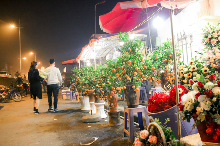 Đêm không ngủ những ngày giáp Tết ở chợ hoa Quảng An - Ảnh 7.