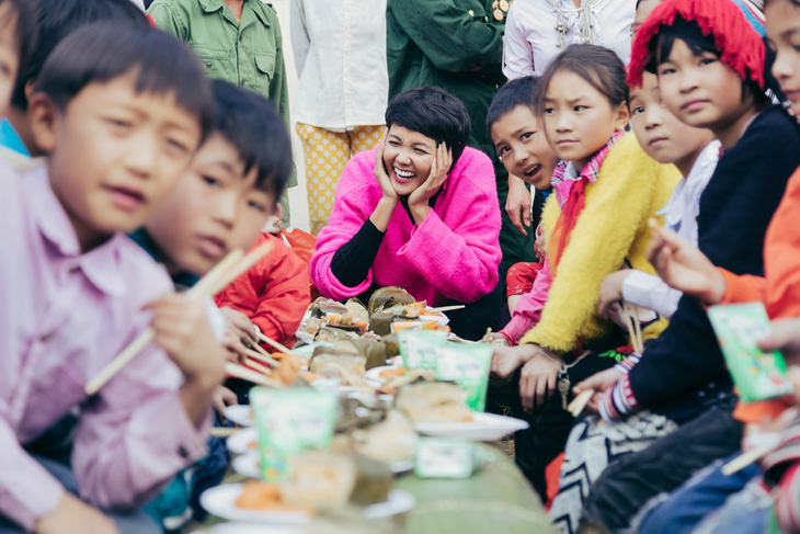 Hhen Niê cùng bạn trẻ Hà Nội lên Tây Bắc tặng bánh chưng yêu thương - Ảnh 2.