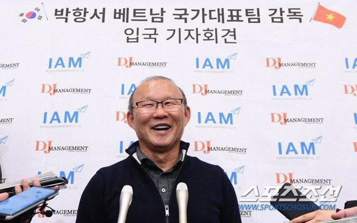 Phóng viên Hàn Quốc vây HLV Park ngày trở về - Ảnh 3.