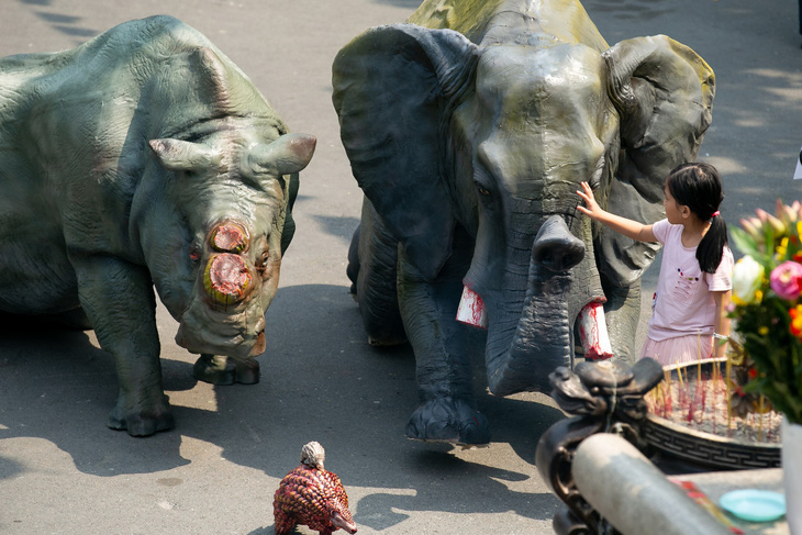 Tê giác, voi quỳ kêu cứu ở sân chùa Vĩnh Nghiêm, Minh Đăng Quang - Ảnh 1.