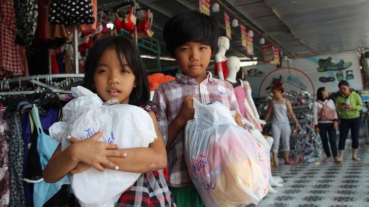 Niềm vui ngày tết của những đứa trẻ du mục Phú Quốc - Ảnh 1.