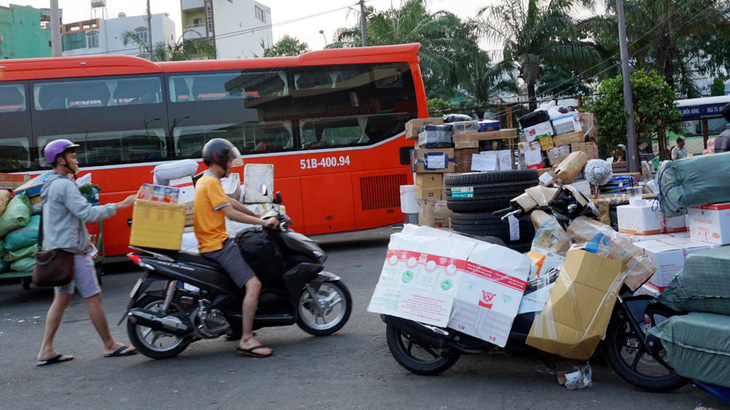 Đi lại mùa Tết, giá vé chát, nhà xe làm xiếc với phí gửi hành lý - Ảnh 2.