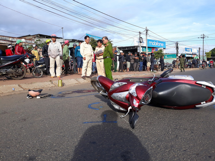 Xe khách va chạm xe máy, lao tiếp lên lề tông chết một phụ nữ - Ảnh 2.