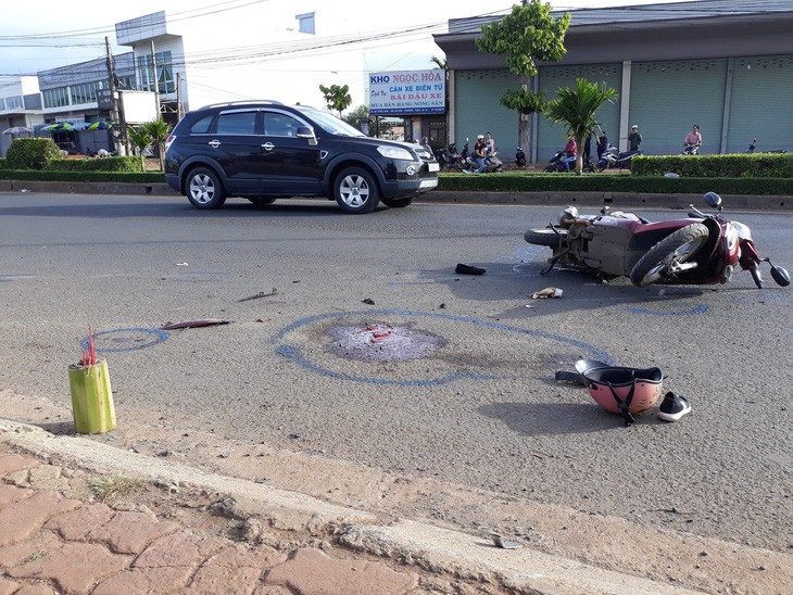 Xe khách va chạm xe máy, lao tiếp lên lề tông chết một phụ nữ - Ảnh 3.