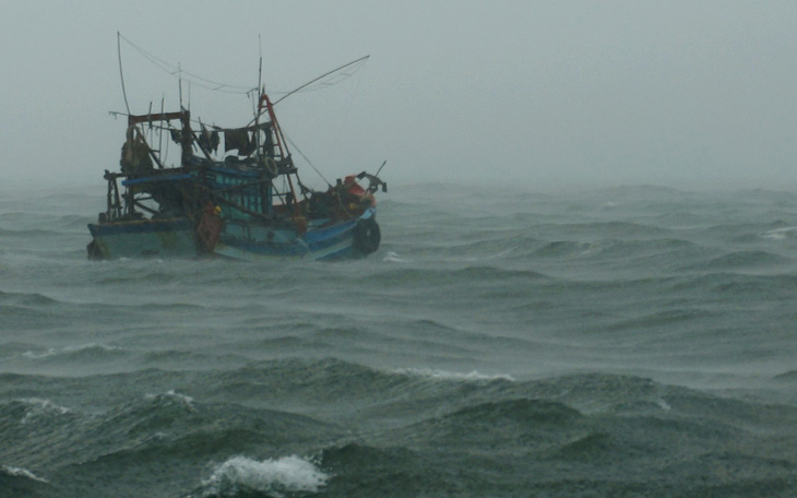Tàu 954 hải quân ứng cứu tàu cá Cà Mau hỏng máy trên đường tránh bão