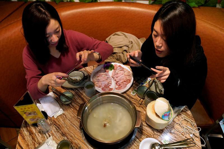 Vua ẩm thực Hong Kong khiến người Trung Quốc sôi máu vì chê món lẩu - Ảnh 3.