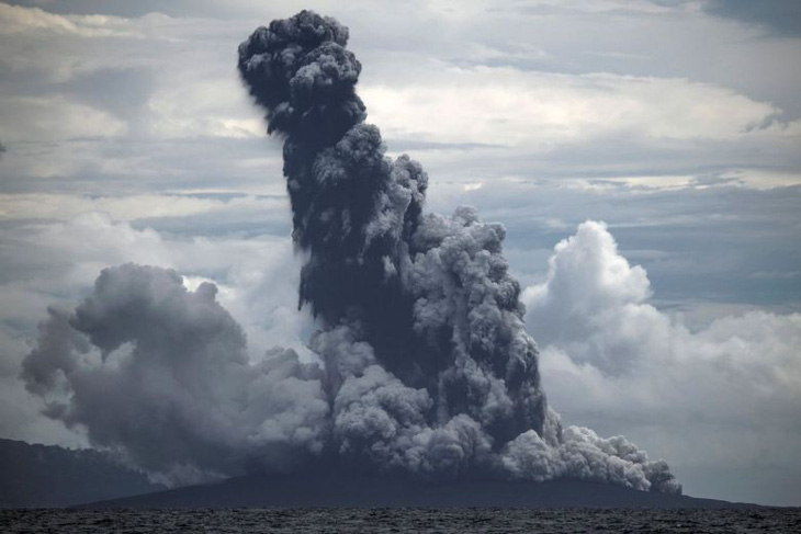 Núi lửa xuất hiện vết nứt mới, Indonesia kêu gọi người dân cảnh giác sóng thần - Ảnh 1.