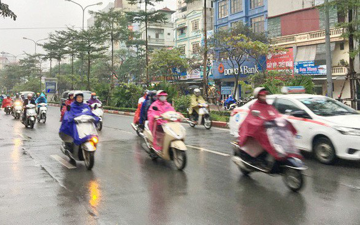 Đêm nay Bắc Bộ mưa rét, vài nơi Nam Bộ dông gió mạnh