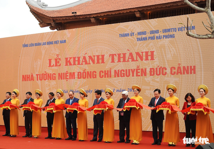 Thủ tướng Nguyễn Xuân Phúc chúc Tết công nhân cảng Hải Phòng - Ảnh 2.