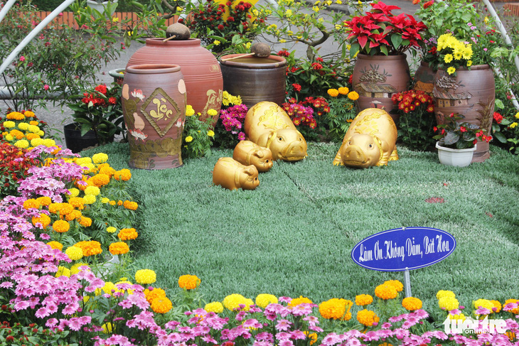 Hàng loạt giỏ hoa trang trí tết trên đường phố Nghệ An bị trộm - Ảnh 3.