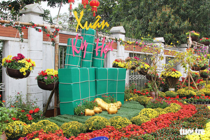 Hàng loạt giỏ hoa trang trí tết trên đường phố Nghệ An bị trộm - Ảnh 4.