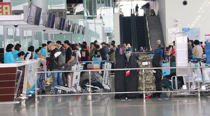 Sân bay Nội Bài tiếp tục phân luồng, hạn chế người đưa tiễn - Ảnh 1.