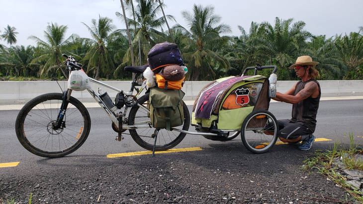 Người Việt đầu tiên chạy 4.500km từ Hà Nội đến Singapore - Ảnh 1.