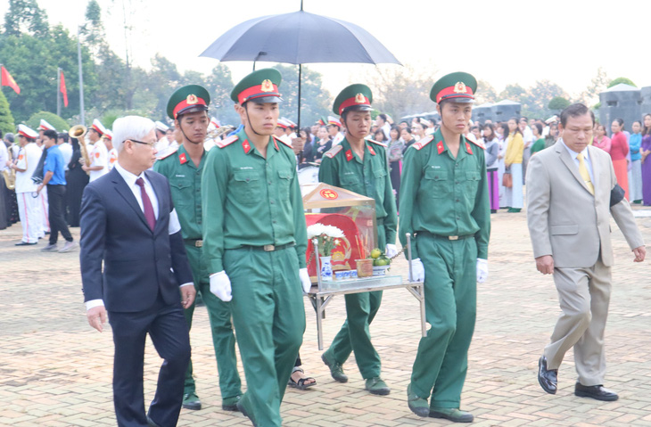 An táng 44 hài cốt liệt sĩ quân tình nguyện Việt Nam - Ảnh 1.