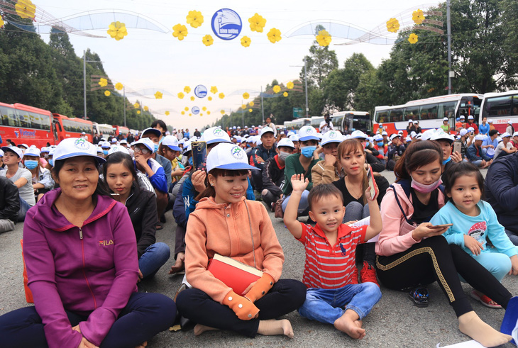 Chuyến xe xuân nghĩa tình đưa 5.000 công nhân về quê ăn tết - Ảnh 3.