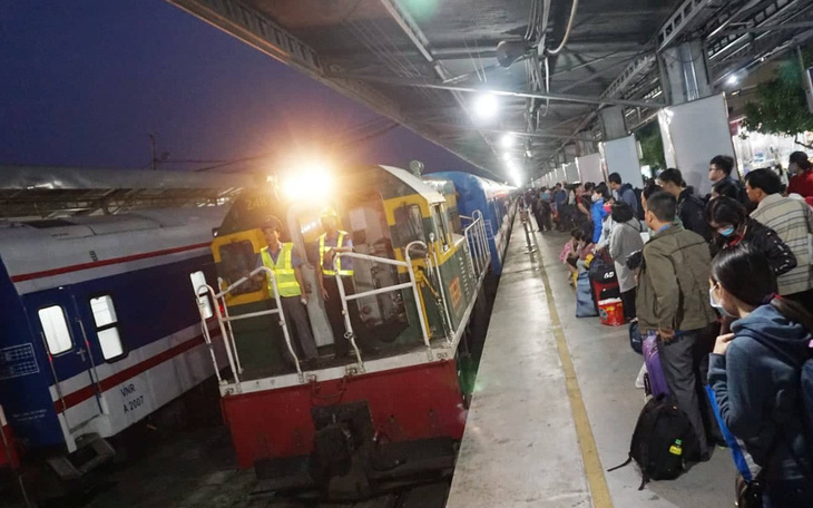 33 đoàn tàu tết từ ga Sài Gòn chậm giờ sau sự cố trật bánh