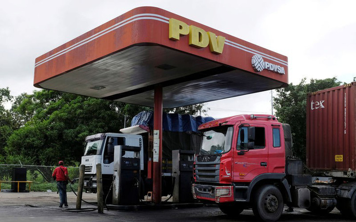 Dân Venezuela xếp hàng dài chờ mua xăng
