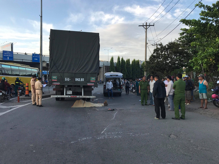 Thai phụ bị xe tải cán chết trên đường đi khám thai - Ảnh 1.